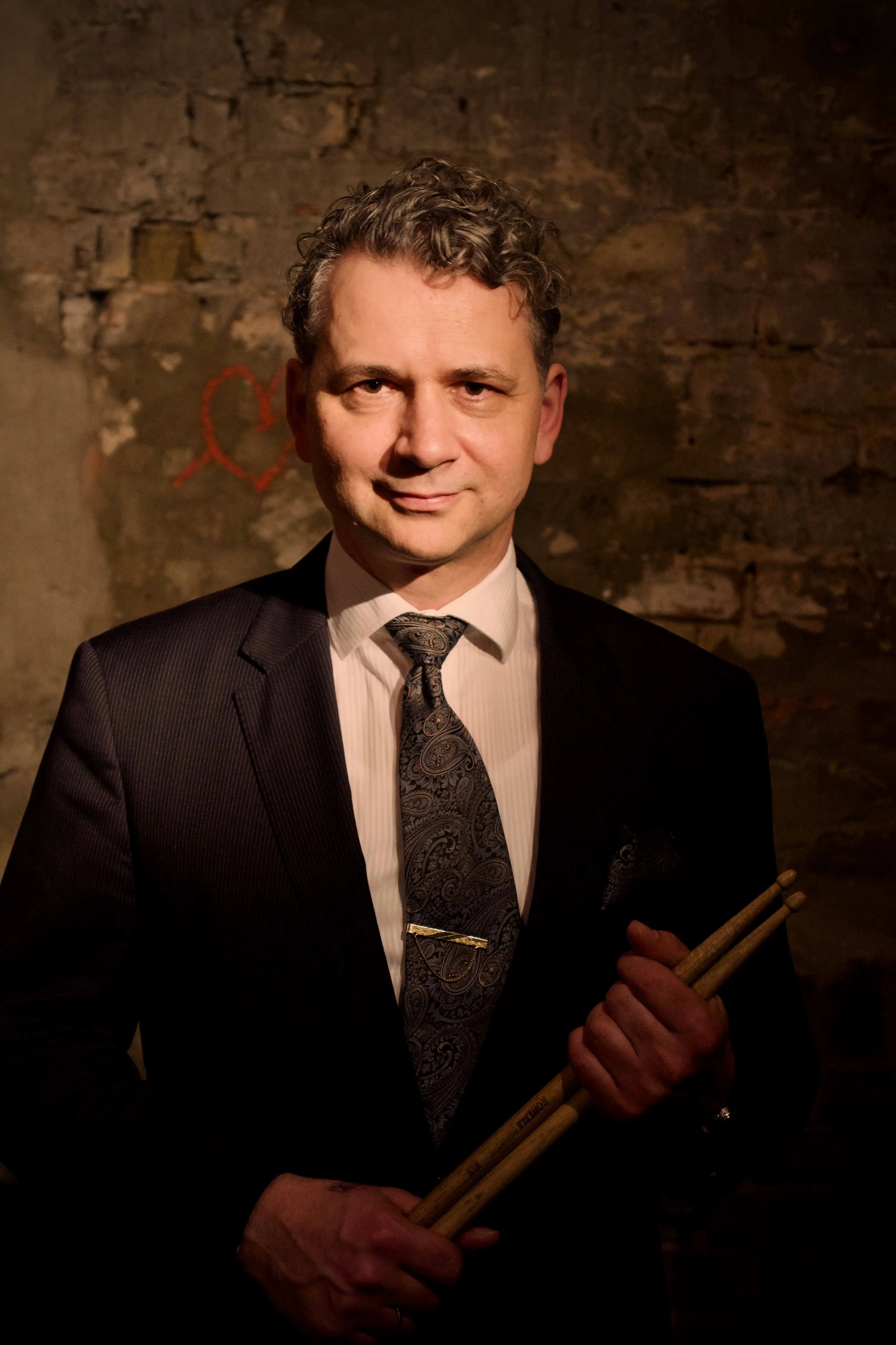 François Perdriau playing vintage jazz drums, inspired by Baby Dodds, for The Jungle Jazz Band in Berlin, best drummer in that hot jazz style and perfect for classy corporate events.