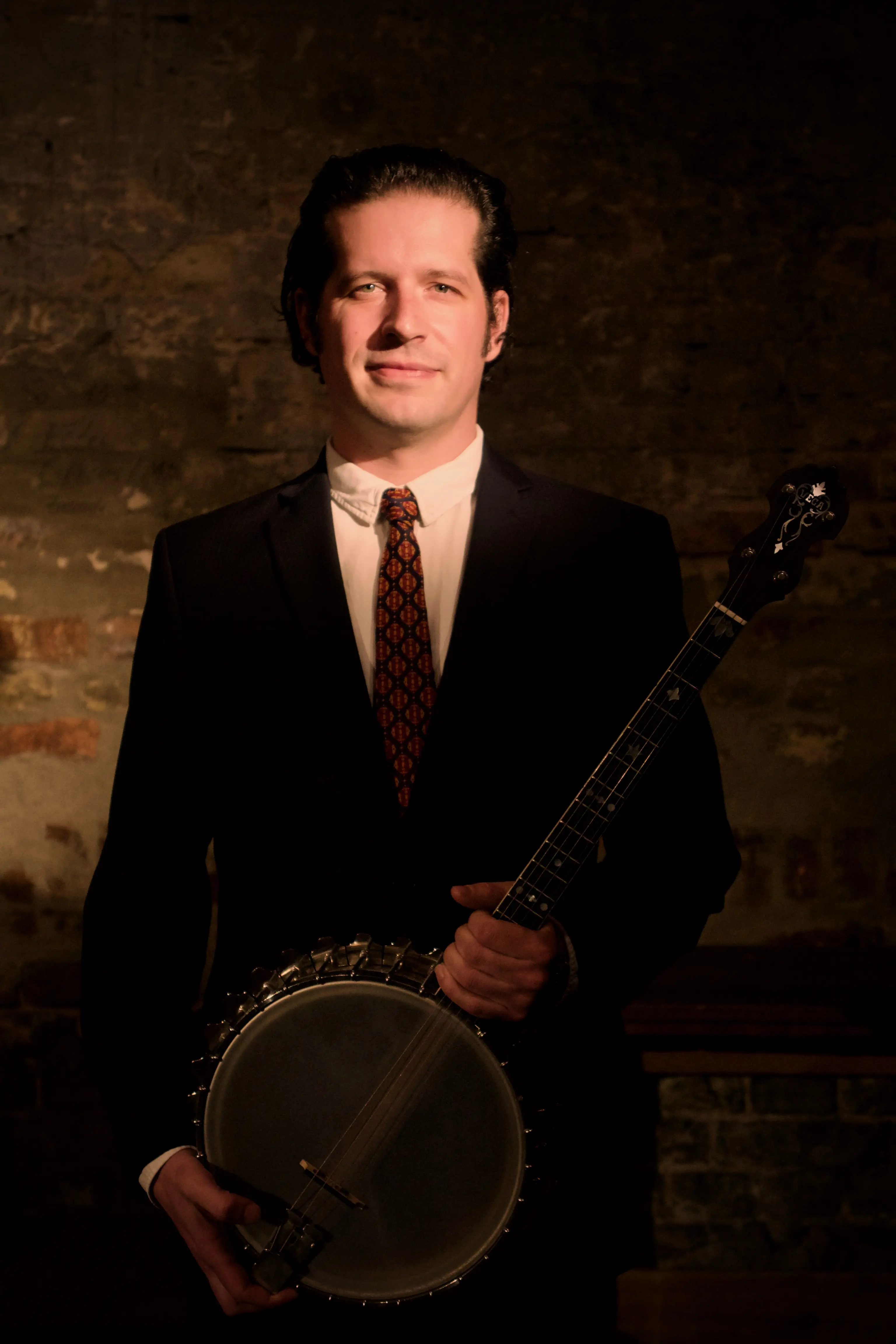 Thomas Dekas brings the rhythm on gypsy jazz guitar and tenor banjo. Ideal for Gatsby parties and private events.